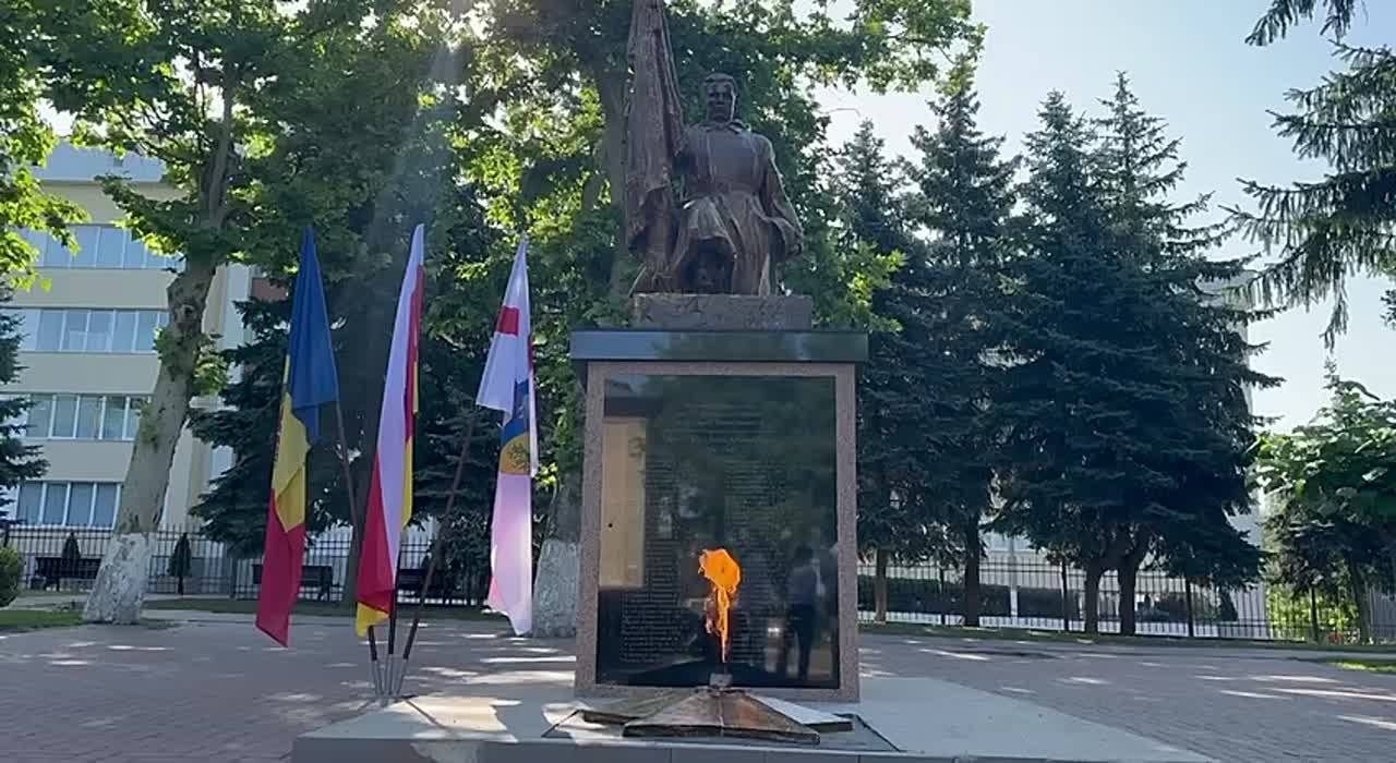 В День памяти и скорби в молдавском городе Оргей у Мемориала славы взметнулись ввысь флаги