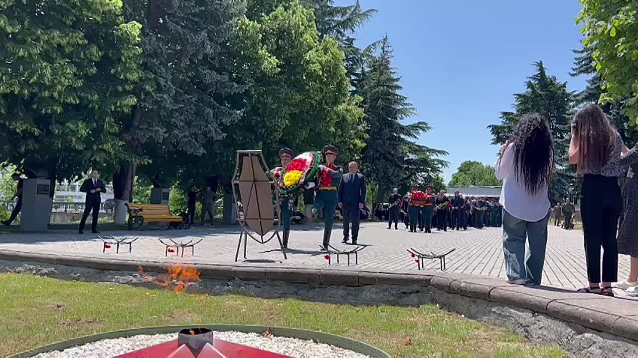 В Цхинвале в День памяти и скорби возложили цветы и венки к Вечному огню
