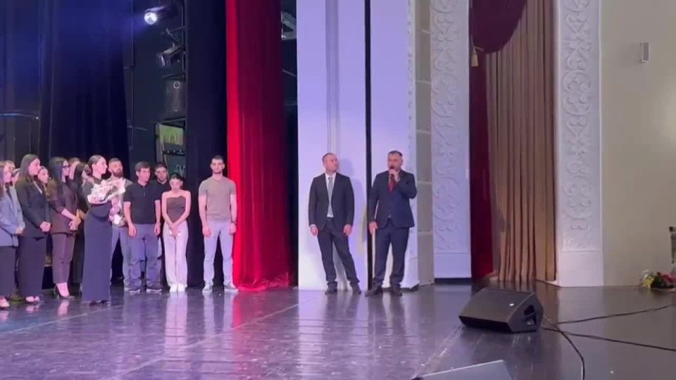 Президент Алан Гаглоев наградил коллектив ансамбля «Ирон» Почётной грамотой Республики Южная Осетия за высокий уровень исполнительского мастерства, вклад в развитие национального танцевального искусства и в связи с..