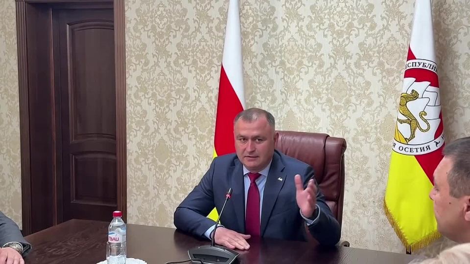 Президент Алан Гаглоев вручил государственные награды учителям городских школ и сотрудникам Министерства образования и науки Республики Южная Осетия