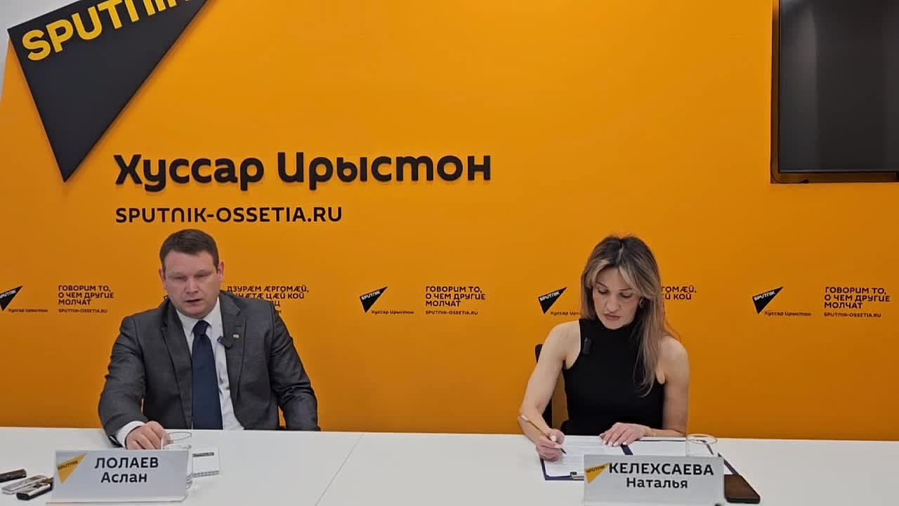 В пресс-центре @SputnikOssetia проходит пресс-конференция министра образования и науки Аслана Лолаева