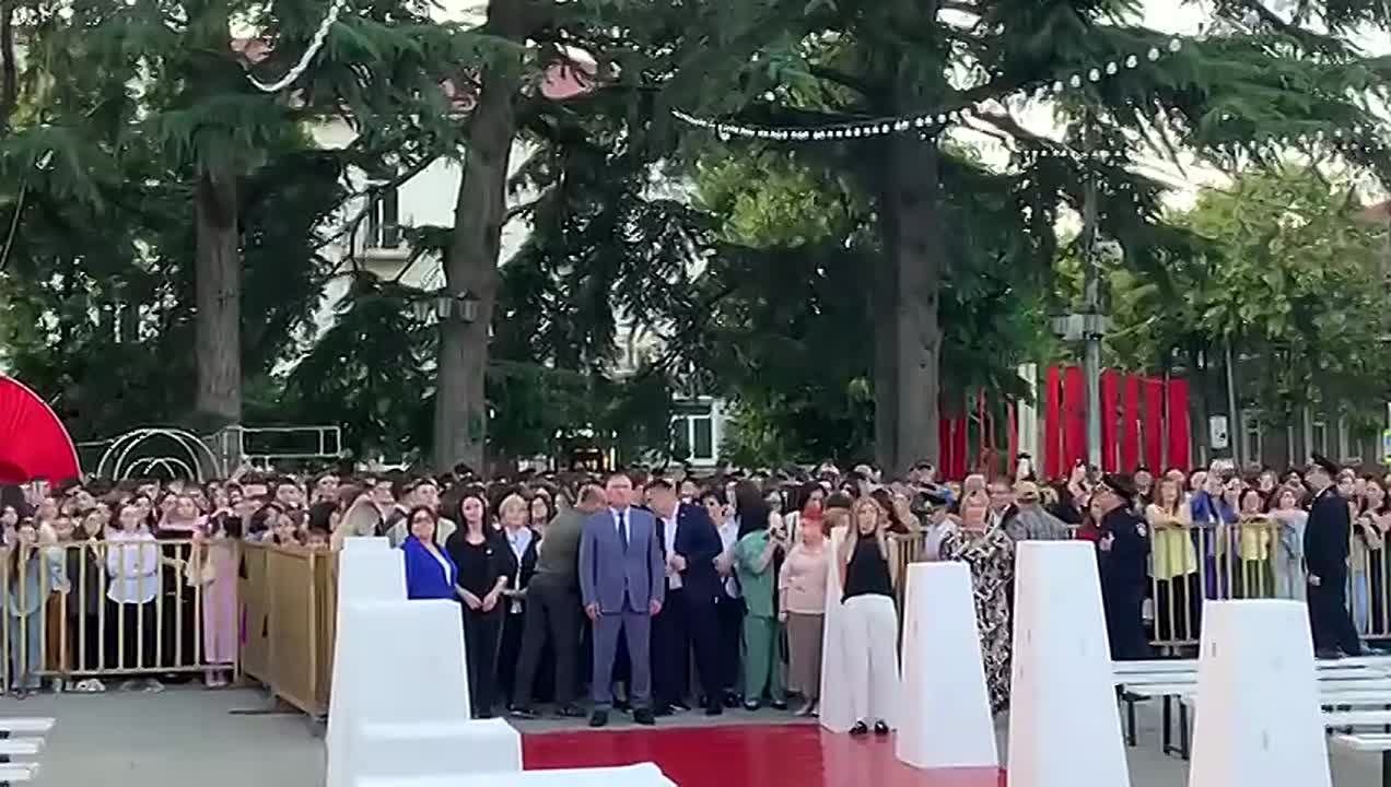 На Театральной площади Цхинвала проходит традиционный бал для выпускников