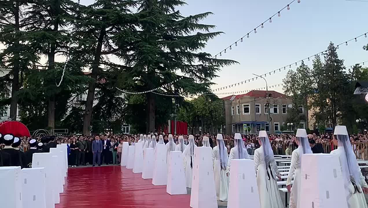 Выпускной бал-2025 в Южной Осетии: Президент Алан Гаглоев первым проходит по почётной красной дорожке, открывая праздник для выпускников