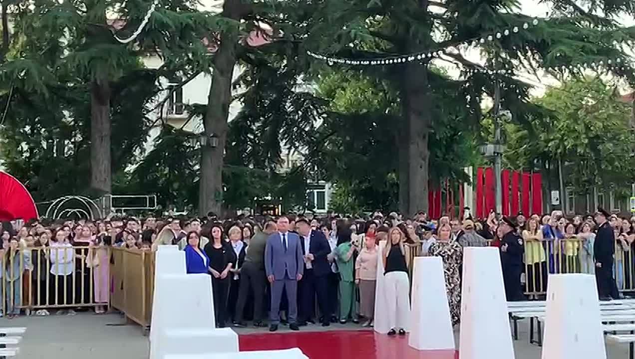 В Цхинвале на Театральной площади проходит традиционный бал для 570 выпускников Южной Осетии