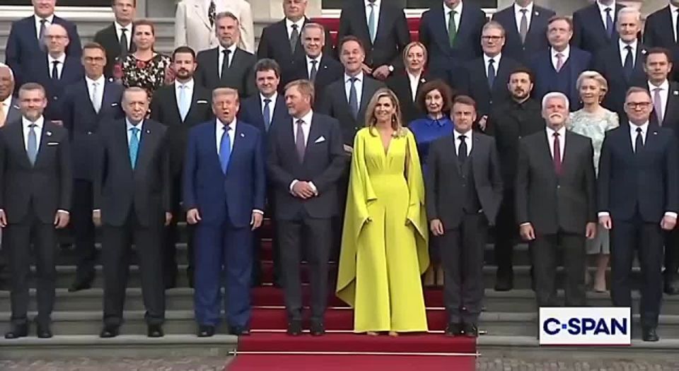 Организаторы саммита НАТО в Гааге расположили Трампа и Зеленского подальше друг от друга во время съемки общей фотографии - в разных рядах и по разные стороны от хозяев встречи, правящей четы Нидерландов