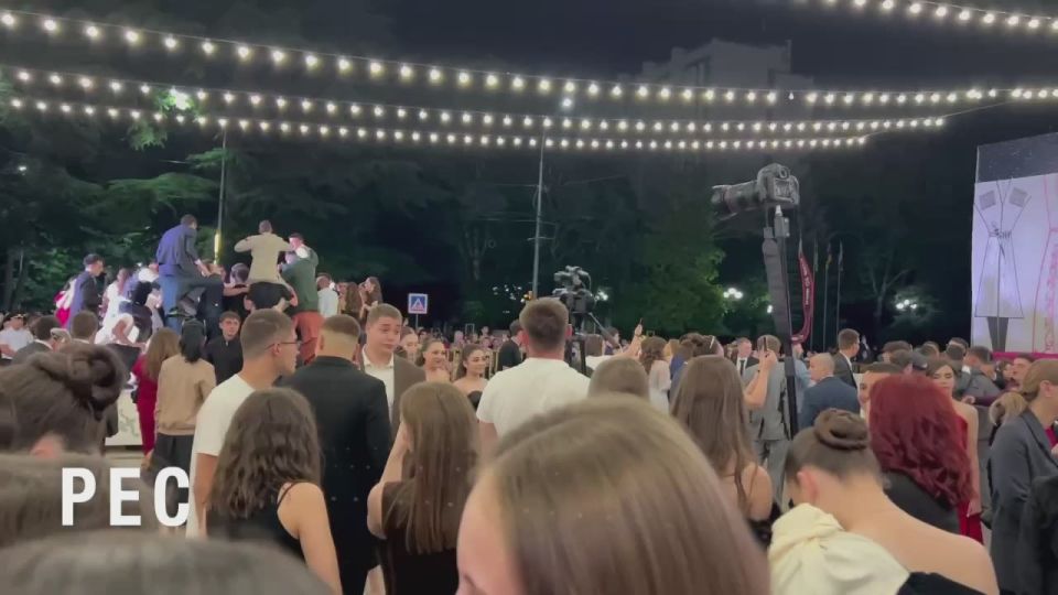 Делимся с вами атмосферой с Театральной площади Цхинвала