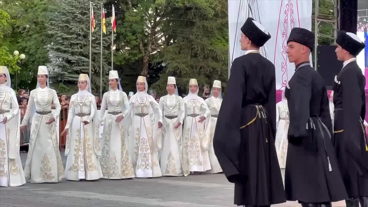 На Театральной площади в Цхинвале проходит выпускной бал