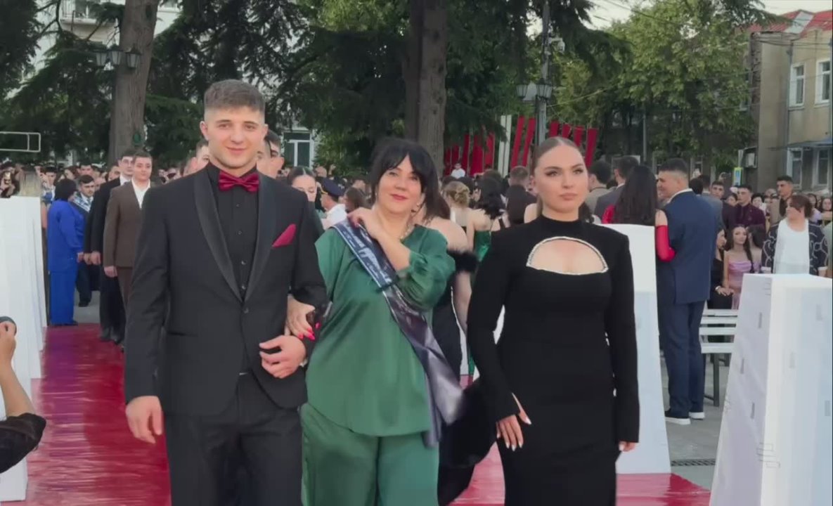 Яркие, молодые, красивые: выпускники Южной Осетии проходят по красной дорожке