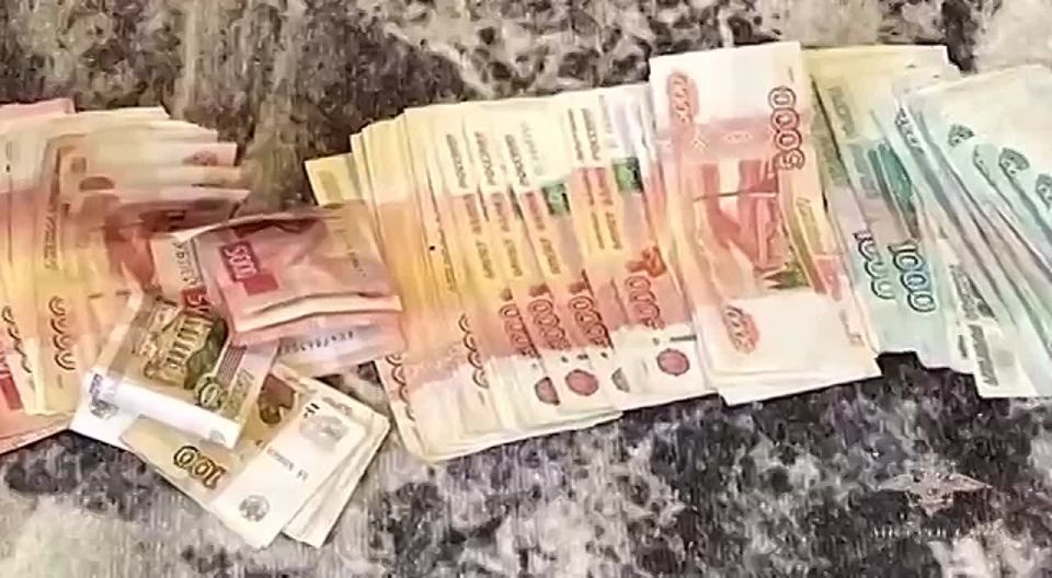 Двое жителей Приморского края подделали паспорт участника СВО и похитили 2 млн рублей боевых выплат с его счета