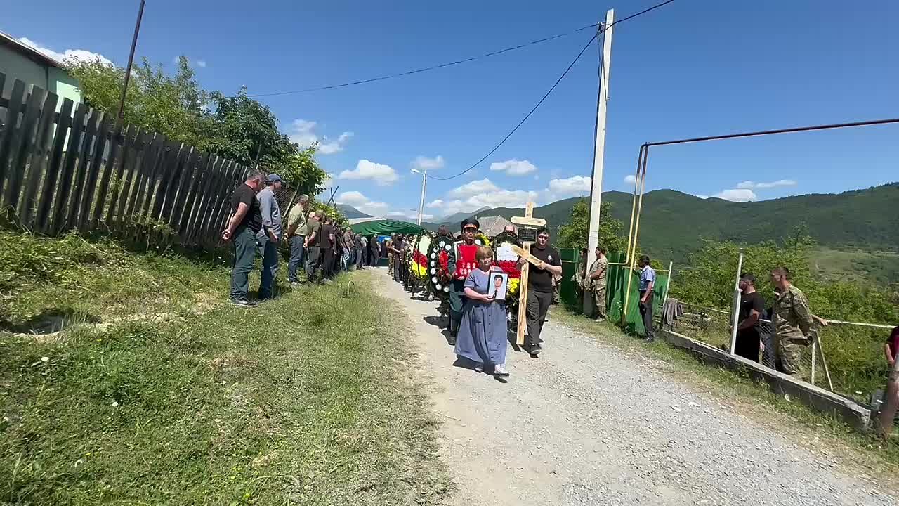 В Южной Осетии в последний путь провожают жителя Дзауского района Алана Тедеева, погибшего в ходе проведения специальной военной операции