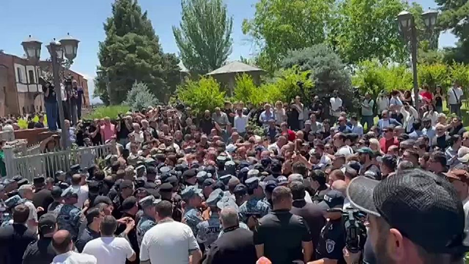 В Армении происходят стычки между верующими и полицией из-за попыток властей задержать архиепископа Микаэла Аджапахяна