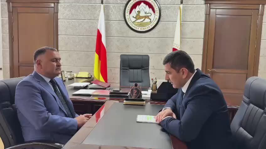 Президент Алан Гаглоев провел рабочую встречу с председателем Нацбанка Сосланом Бекоевым
