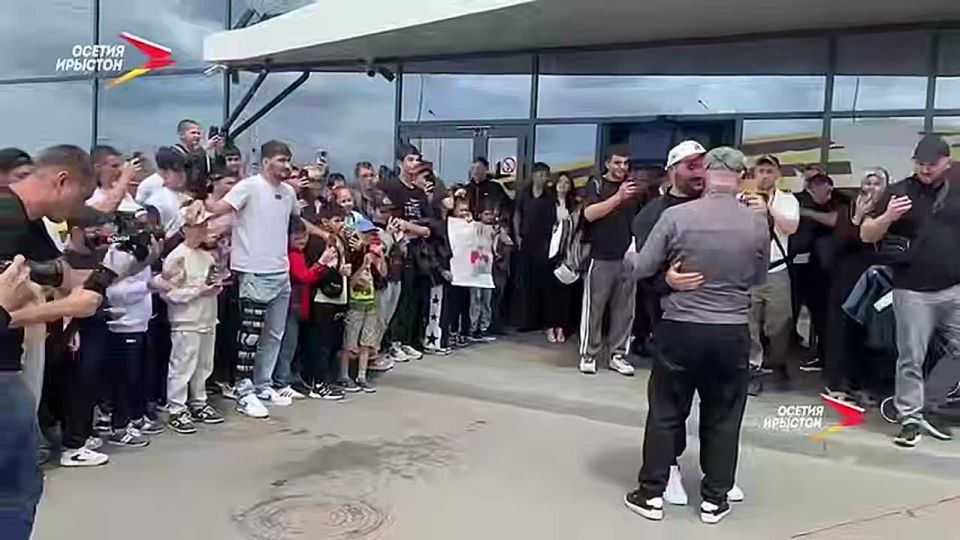В аэропорту Беслана состоялась трогательная встреча двукратного чемпиона мира по дзюдо Инала Тасоева