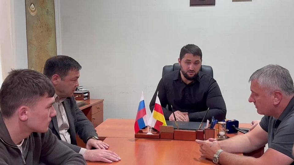 Председатель Комитета по молодежной политике и спорту Сослан Гассиев вручил грамоты победителям III республиканского турнира по боксу и их тренерам