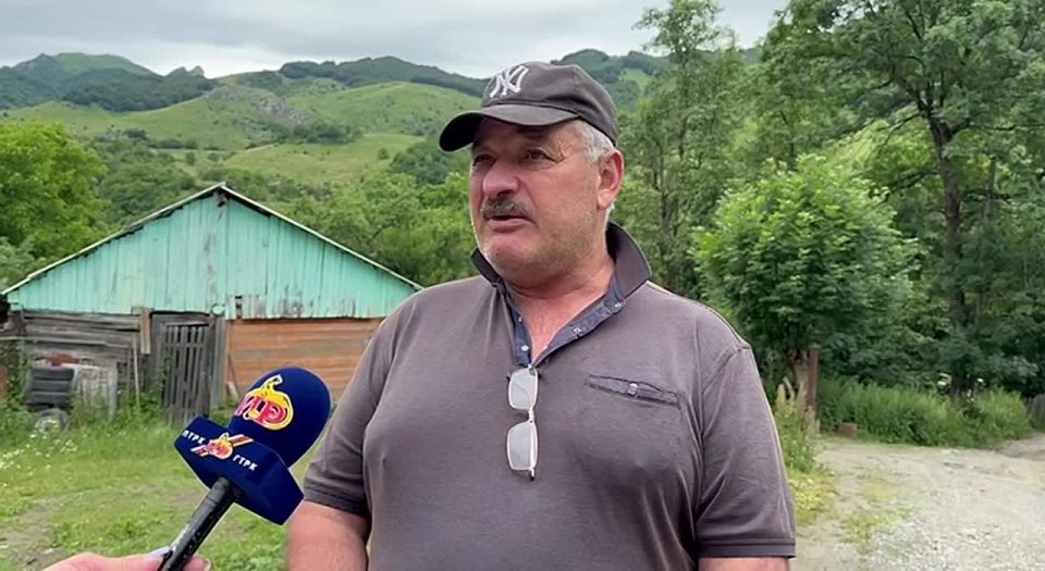 Десять лет без ремонта: специалисты обновили дорогу в Бзиты кау Кударского ущелья