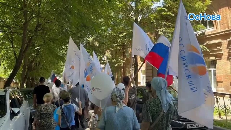 В честь Дня семьи, любви и верности во Владикавказе проходит парад семей