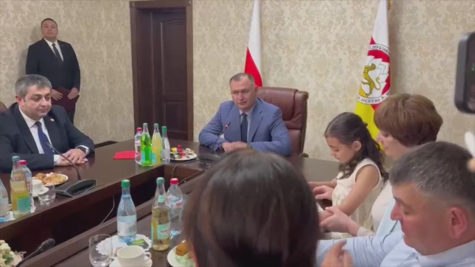 Президент Алан Гаглоев в День семьи, любви и верности традиционно встретился с многодетными семьями, чтобы выразить им слова поддержки и поздравить с праздником