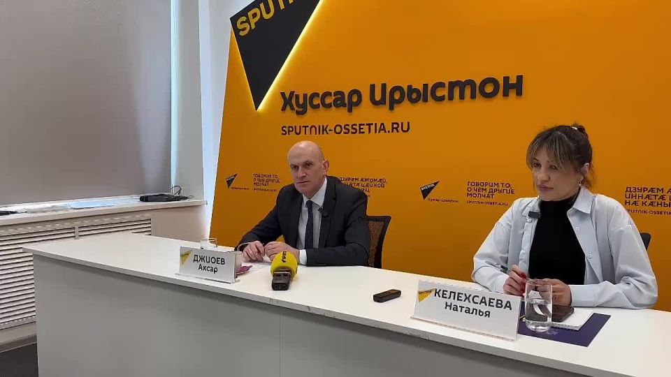 В Цхинвале проходит брифинг министра иностранных дел Южной Осетии Ахсара Джиоева