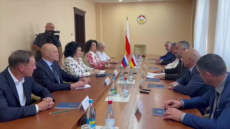 В парламенте Южной Осетии проходит встреча спикера Алана Маргиева с делегацией Московской городской Думы