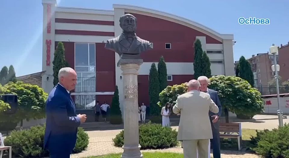 Во Владикавказе открыли памятник великому хирургу Николаю Пирогову