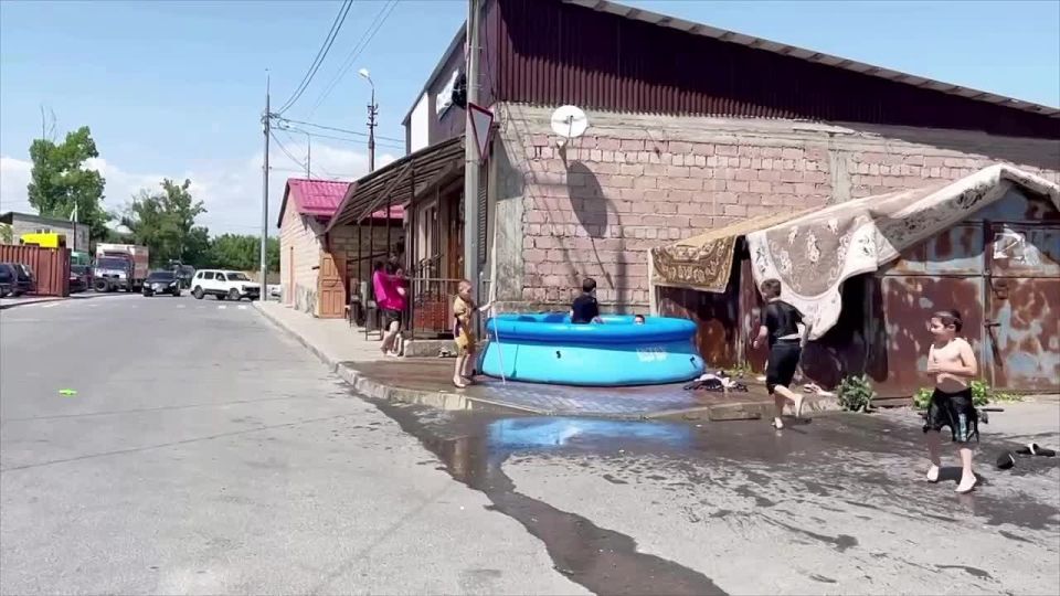 Дети спасаются от наступившей в столице жары, рядом с домом практически на каждой улице стоит бассейн