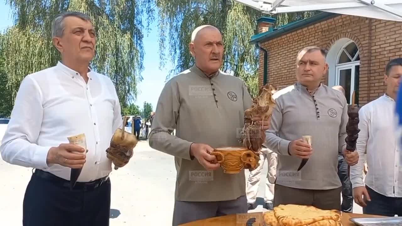 Глава Северной Осетии Сергей Меняйло и президент Южной Осетии Алан Гаглоев принимают участие в праздновании в Роще Хетага
