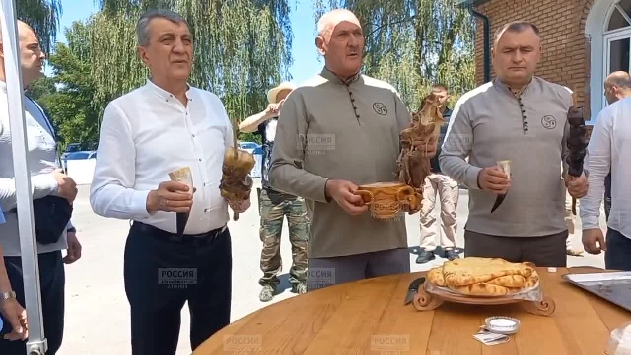 Президент Южной Осетии Алан Гаглоев вместе с североосетинским коллегой Сергеем Меняйло принимает участие в праздновании Дня Хетага