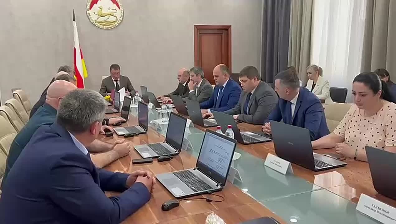 В Цхинвале проходит заседание кабмина, на повестке дня поправки в бюджет Социального фонда, кадровые вопросы и ряд других социально значимых решений