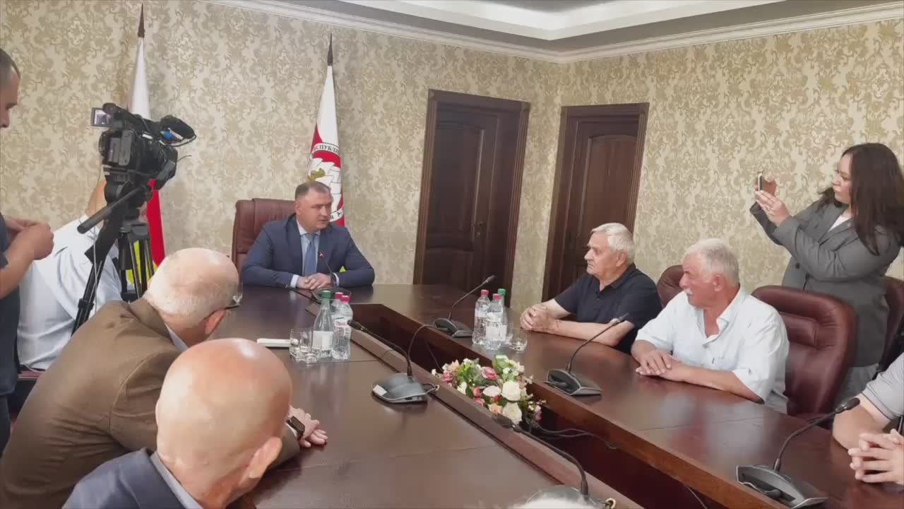 Президент Южной Осетии Алан Гаглоев наградил медалями «За ратный труд во имя мира» миротворцев