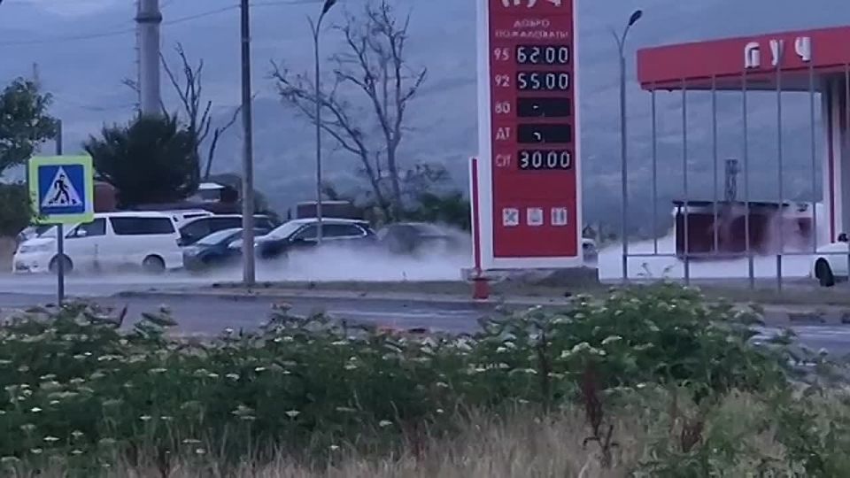 На территории АЗС, где произошел взрыв газовой цистерны, остаются автомобили, но их перевозка в данный момент невозможна