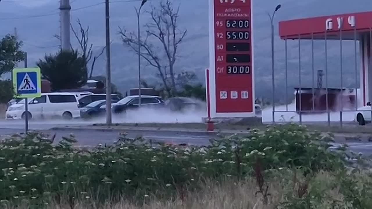 На территории АЗС, где произошел взрыв газовой цистерны, остаются автомобили, но их перевозка в данный момент невозможна