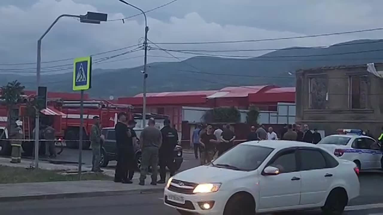 Движение на участке дороги на выезде из Цхинвала, где произошел взрыв газовой цистерны на автозаправке, ограничено