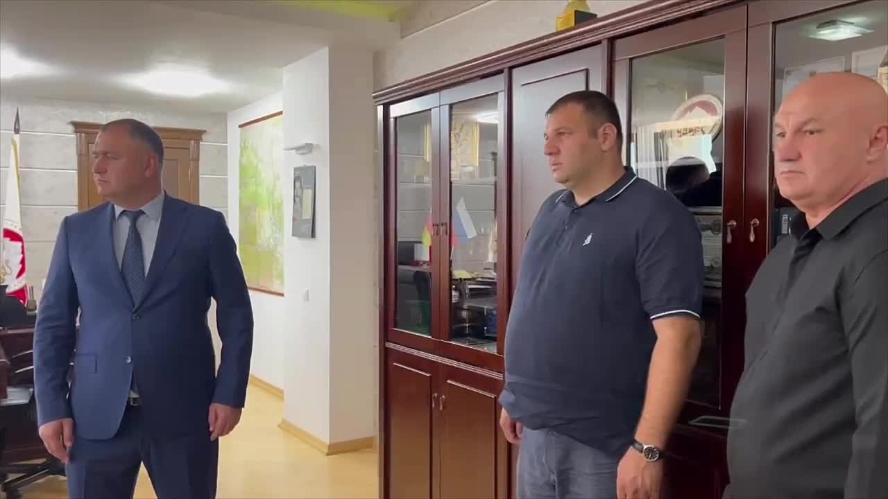 За бесценный труд: Алан Гаглоев отметил водителей скорой наградами