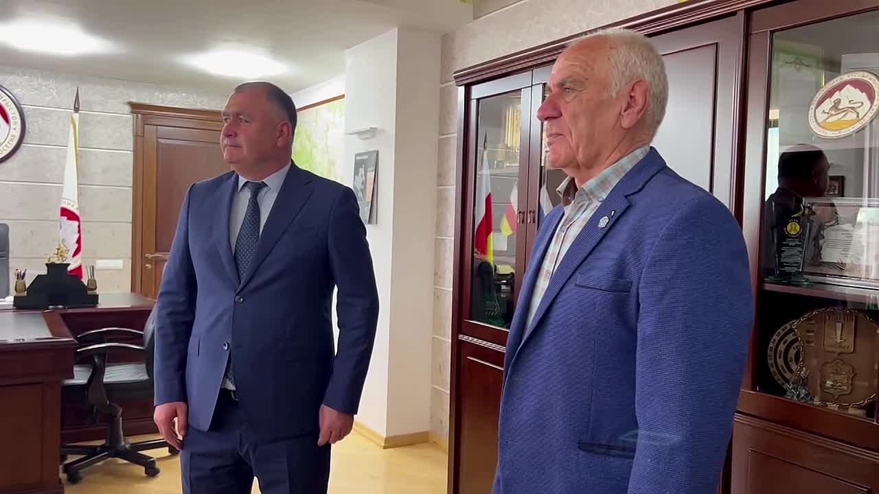 Президент Алан Гаглоев отметил заслуги Народного учителя Роланда Джабиева, вручив ему Орден Почета