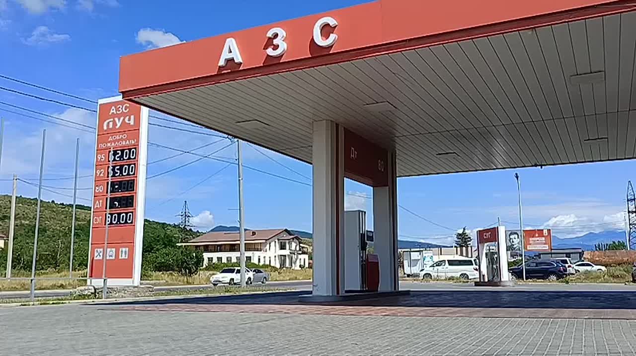 Место ЧП на АЗС сейчас. Оцепление с дороги снято