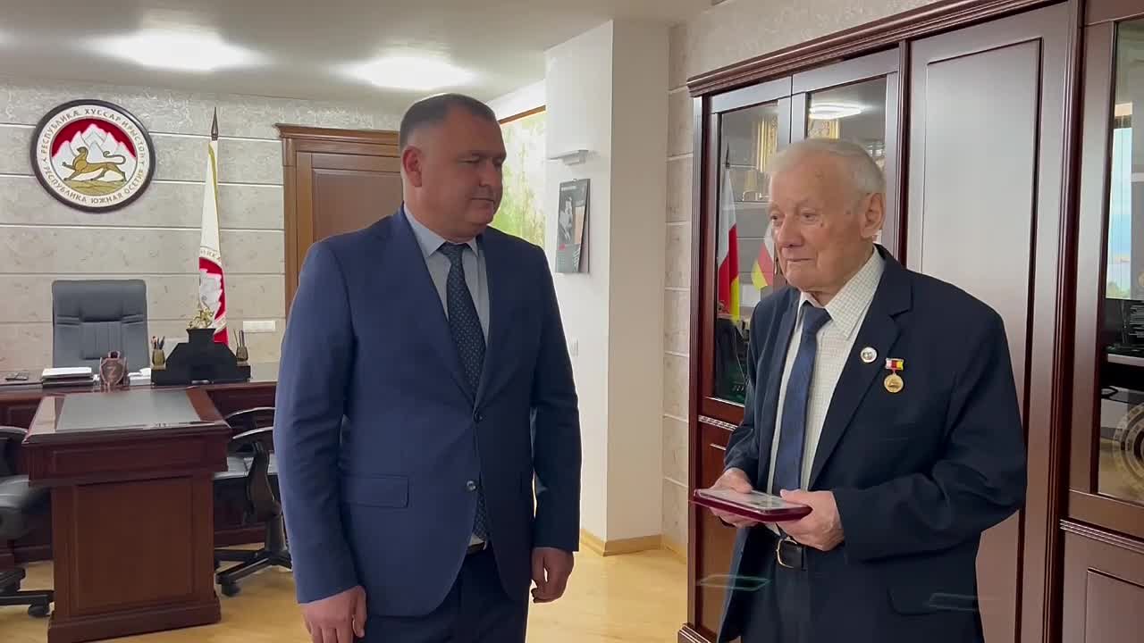 Президент Алан Гаглоев присвоил профессору Гацыру Плиеву почётное звание - "Заслуженный работник высшей школы Республики Южная Осетия"