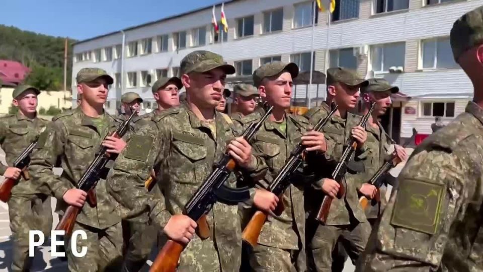 27 новобранцев весеннего призыва приняли военную присягу в Южной Осетии После торжественной церемонии принесения присяги на верность Родине к солдатам обратился министр обороны Южной Осетии Юрий Яровицкий