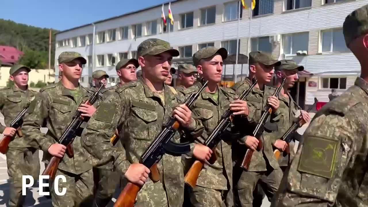 27 новобранцев весеннего призыва приняли военную присягу в Южной Осетии После торжественной церемонии принесения присяги на верность Родине к солдатам обратился министр обороны Южной Осетии Юрий Яровицкий