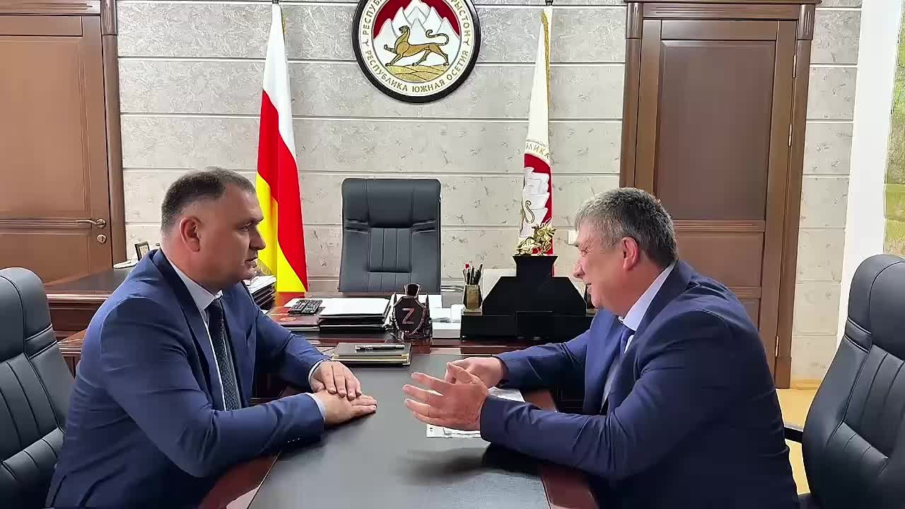 Президент Алан Гаглоев провел встречу с Министром сельского хозяйства Вахтангом Мамитовым