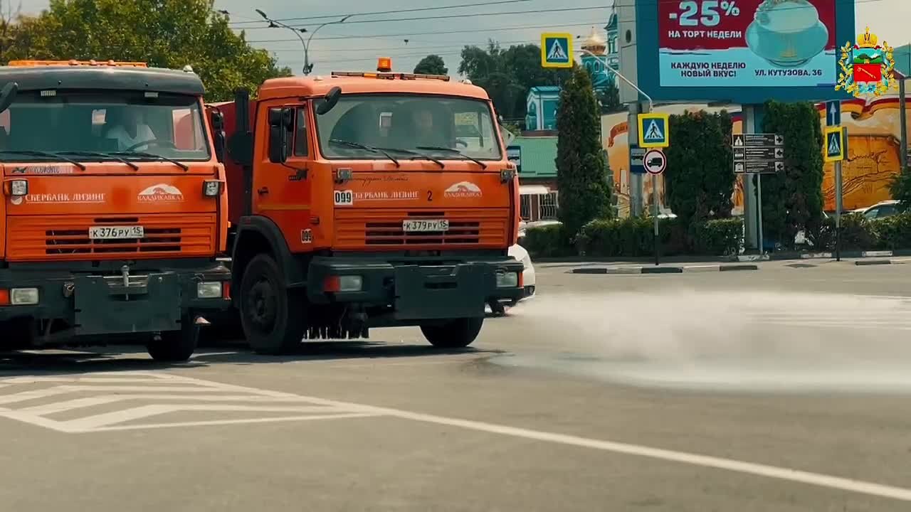 Во Владикавказе регулярно проводят аэрацию дороги для охлаждения асфальта в жару