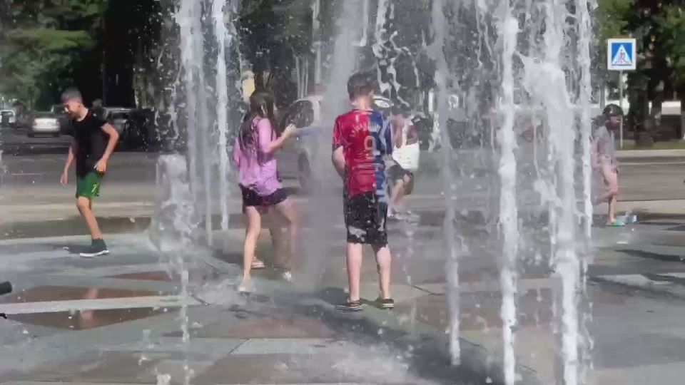 Жара в республике продолжается, спасаются от духоты и в фонтанах