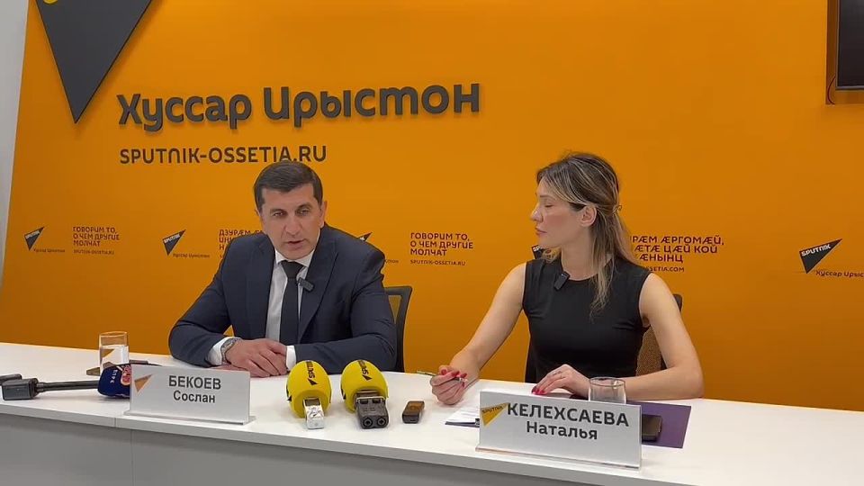 В Цхинвале проходит пресс-конференция председателя Национального банка Южной Осетии Сослана Бекоева