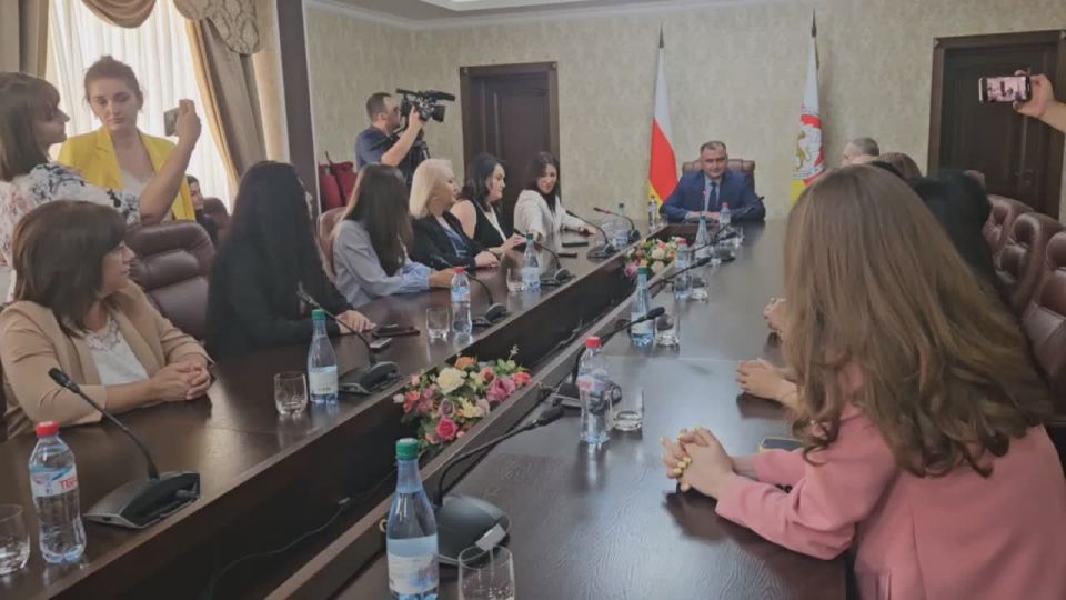 Президент Алан Гаглоев наградил работников СМИ