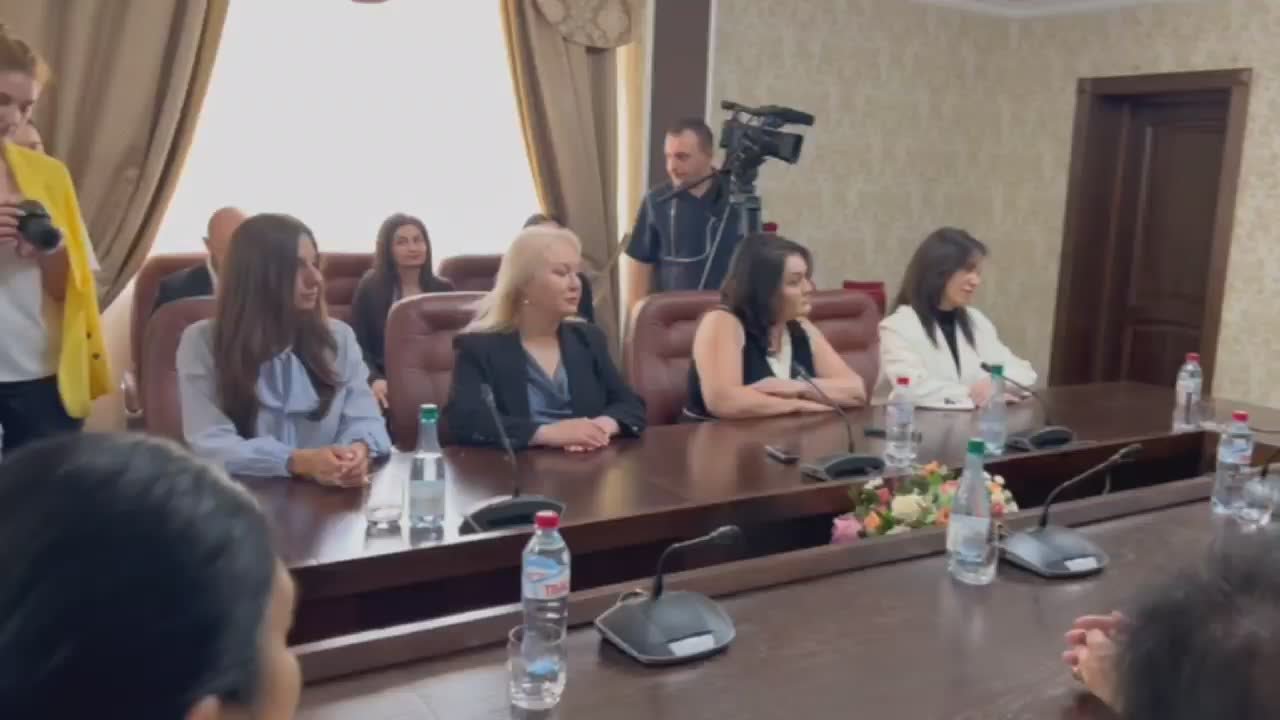 Президент Южной Осетии Алан Гаглоев наградил представителей СМИ в честь Дня национальных средств массовой информации, который отмечается 23 июля