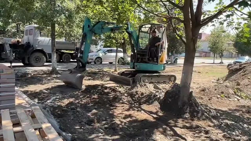 В Беслане активно идут работы по благоустройству территории районного Дворца культуры