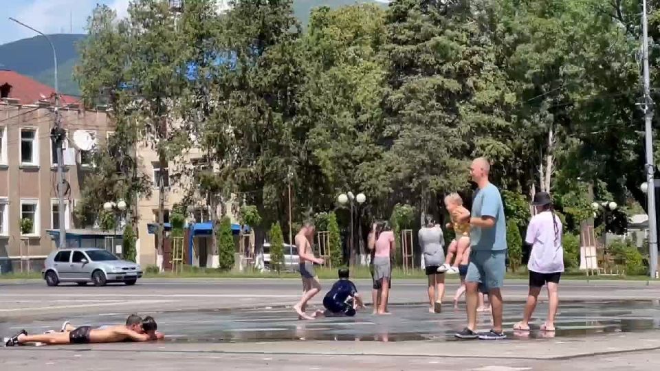 Дети спасаются от жары купанием в фонтане на Театральной площади