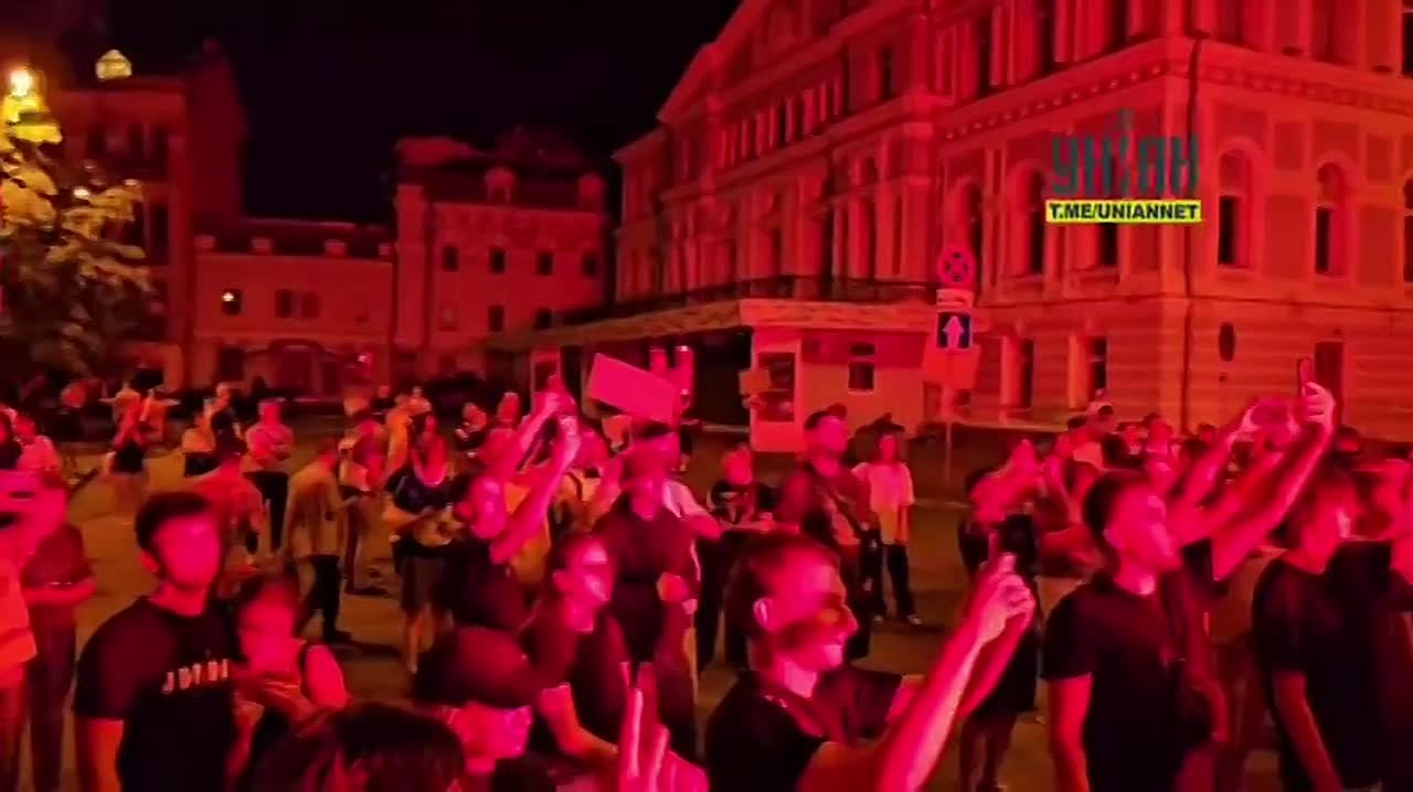 Этой ночью в Киеве было громко: протесты на Украине против Зеленского и скандального закона об ограничении полномочий антикоррупционных органов идут уже третий день