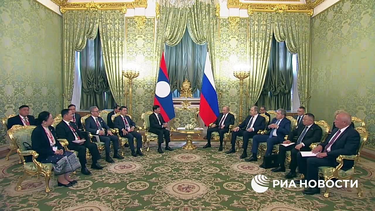 В ходе переговоров с Владимиром Путиным, президент Лаоса Тхонглун Сисулит преподнес неожиданный подарок: пару слонов