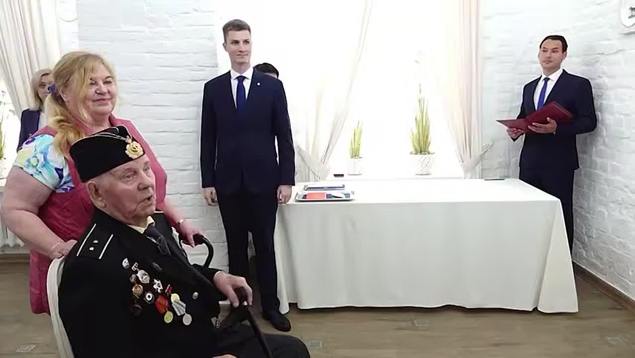 Ветеран Великой Отечественной войны, переехавший в Псковскую область из Латвии, получил российский паспорт