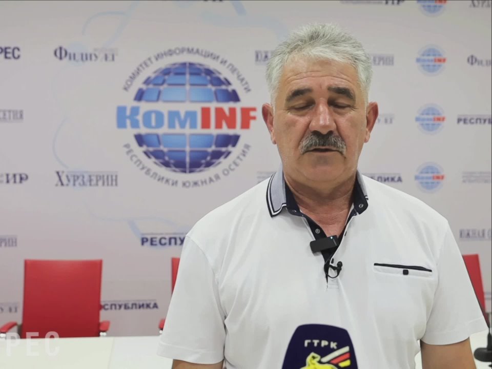 В Цхинвале состоялось возложение венков и цветов к Вечному огню на Аллее Славы в честь 95-летия Воздушно-десантных войск (ВДВ)